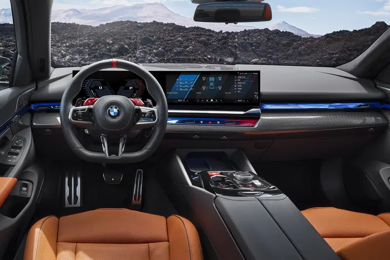 La plancia di comando della nuova BMW M5 2024