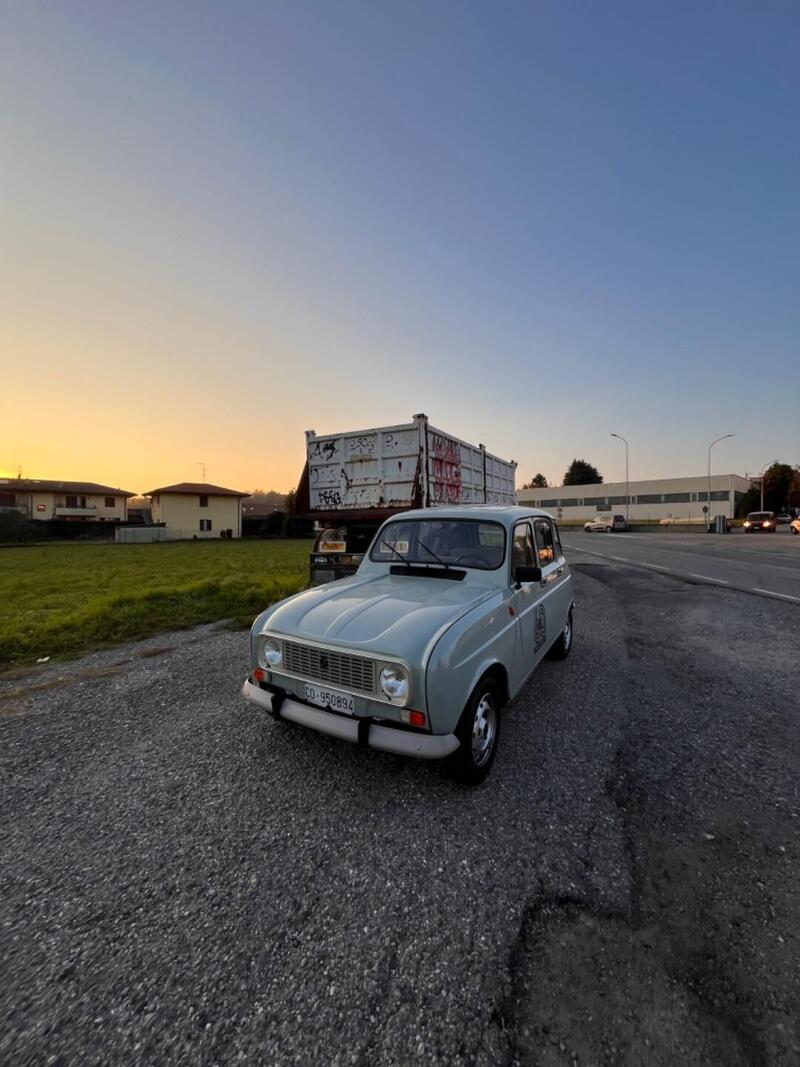 Renault R4 d&#039;epoca del 1988 a Cantu&#039;