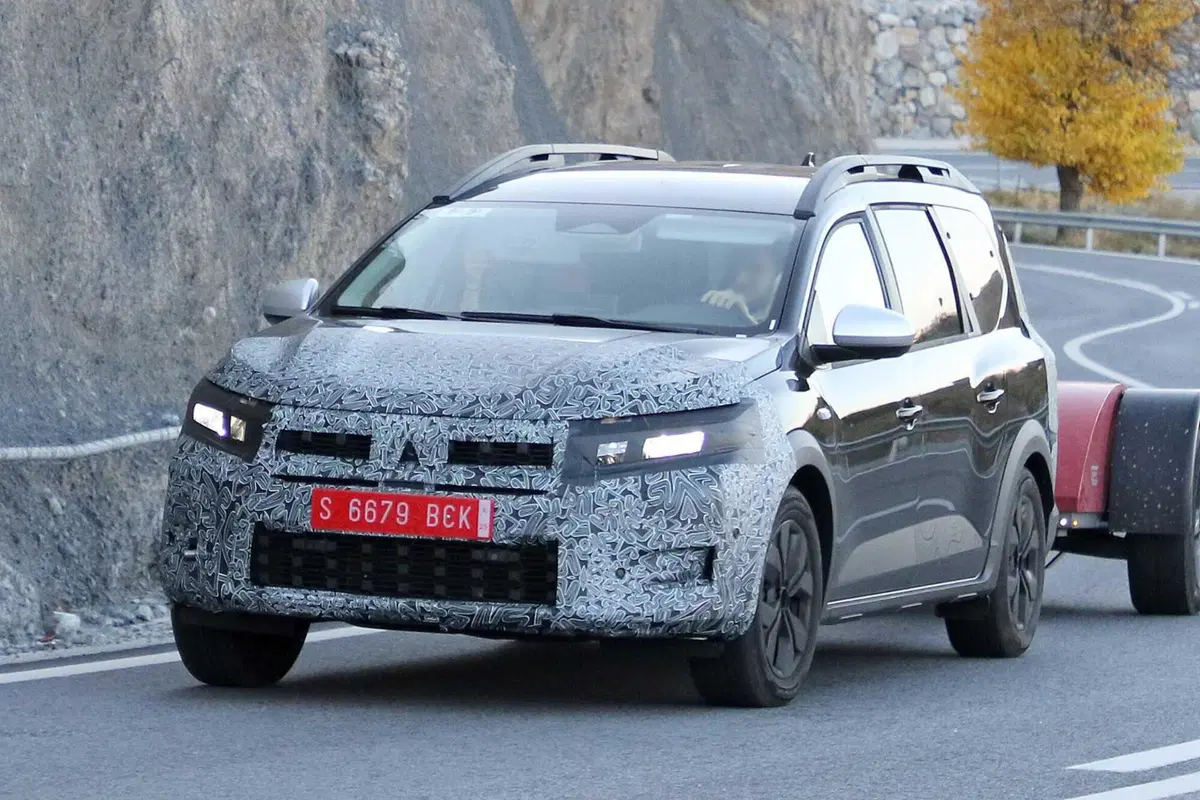 Dacia Jogger: il restyling arriva e anche i nuovi motori [FOTO SPIA] (2)
