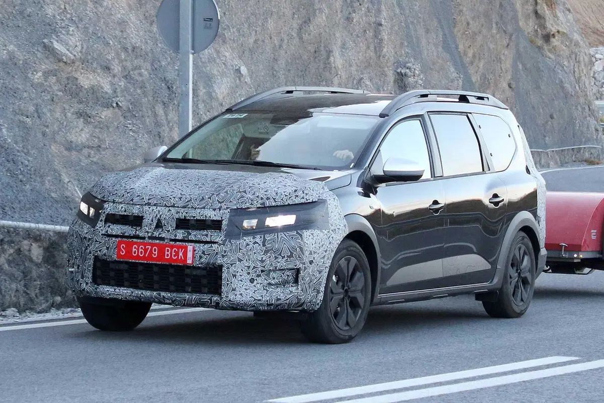 Dacia Jogger: il restyling arriva e anche i nuovi motori [FOTO SPIA] (3)