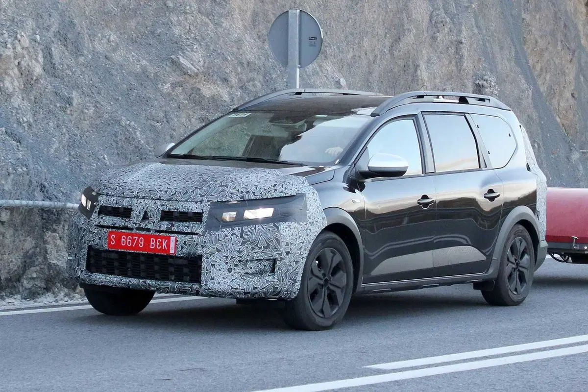 Dacia Jogger: il restyling arriva e anche i nuovi motori [FOTO SPIA] (4)
