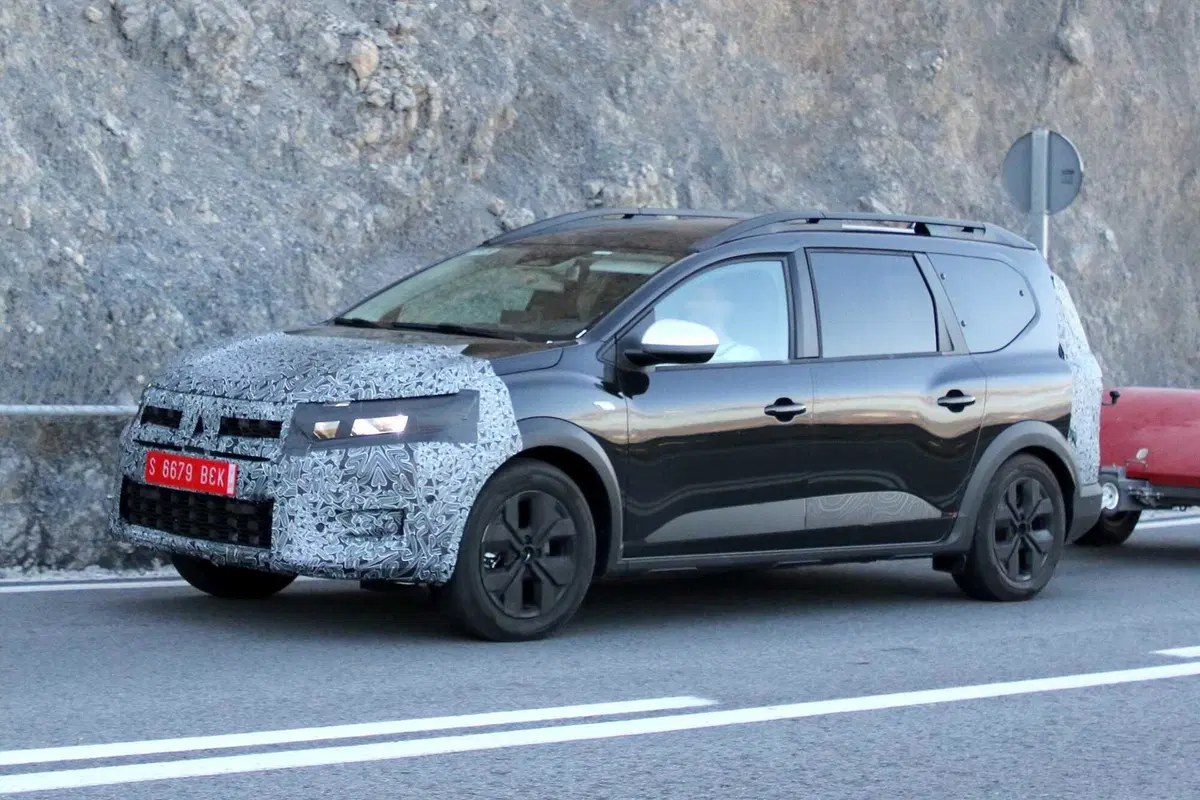 Dacia Jogger: il restyling arriva e anche i nuovi motori [FOTO SPIA] (5)