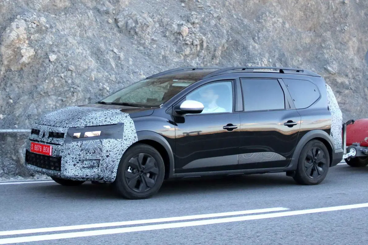 Dacia Jogger: il restyling arriva e anche i nuovi motori [FOTO SPIA] (6)