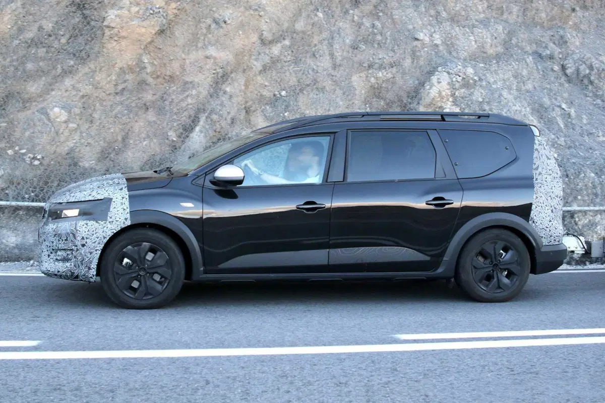 Dacia Jogger: il restyling arriva e anche i nuovi motori [FOTO SPIA] (7)