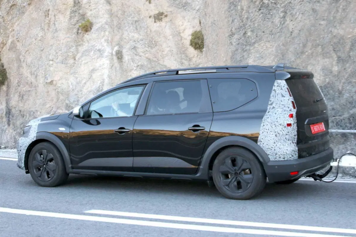 Dacia Jogger: il restyling arriva e anche i nuovi motori [FOTO SPIA] (8)