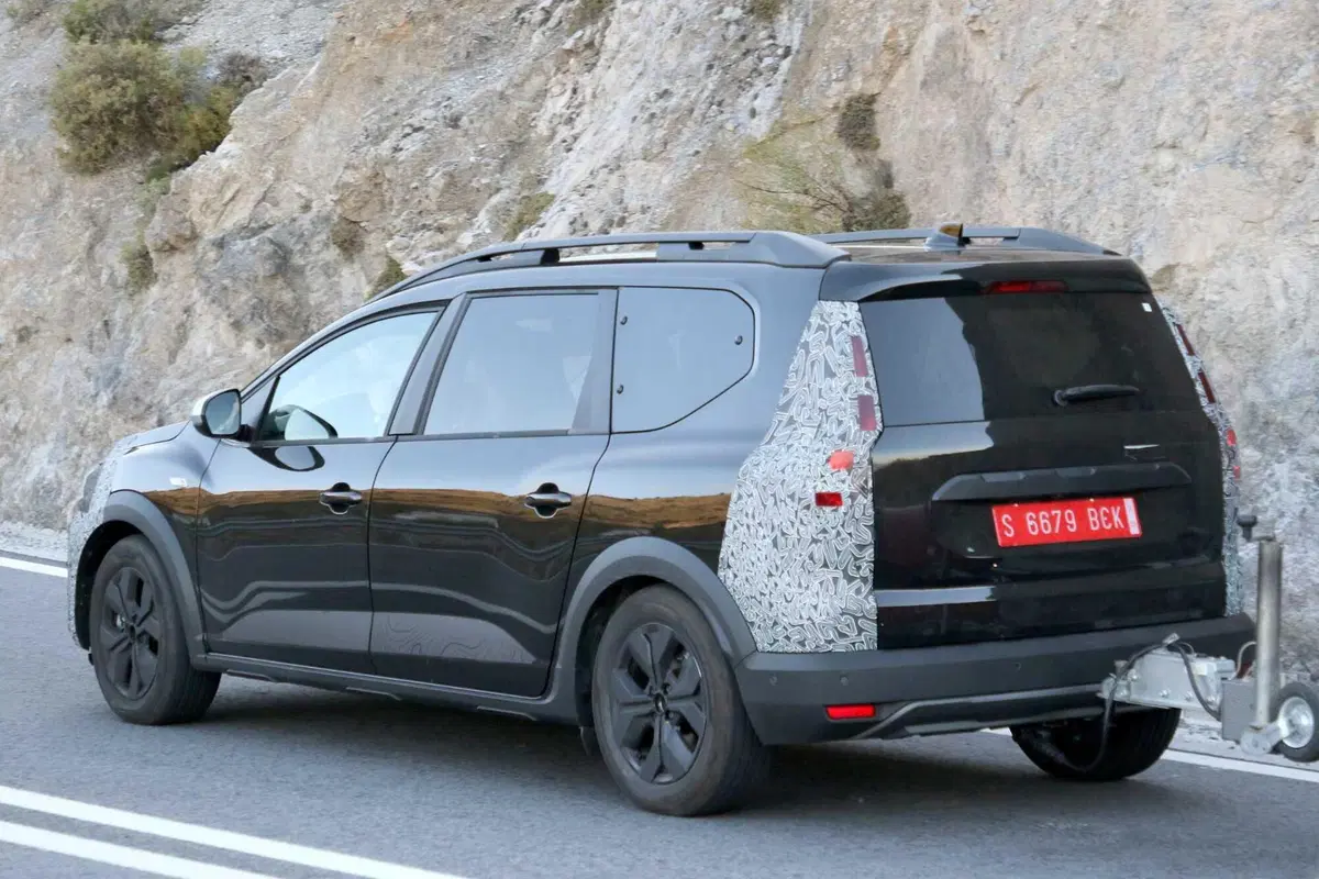 Dacia Jogger: il restyling arriva e anche i nuovi motori [FOTO SPIA] (9)