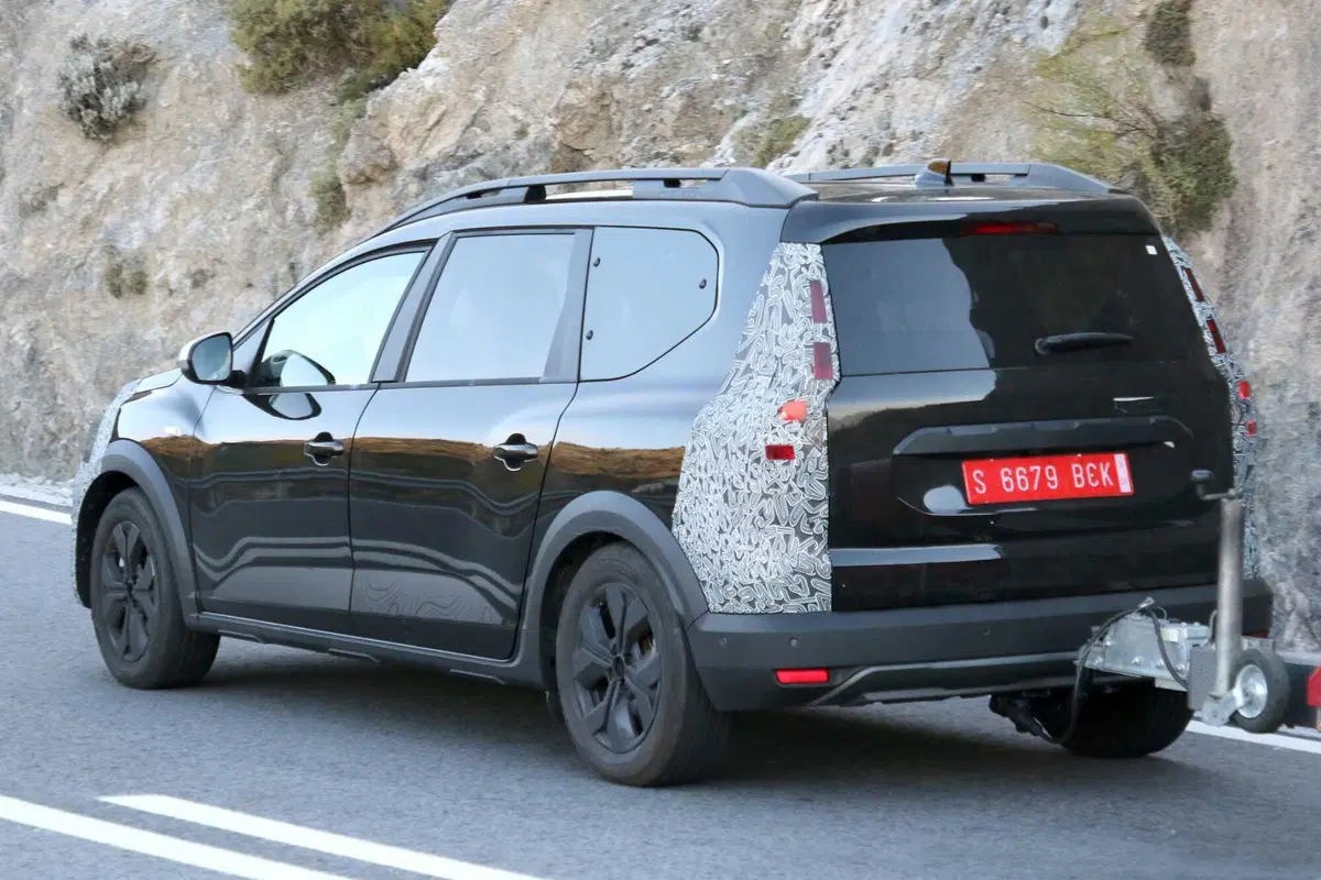 Dacia Jogger: il restyling arriva e anche i nuovi motori [FOTO SPIA] (10)