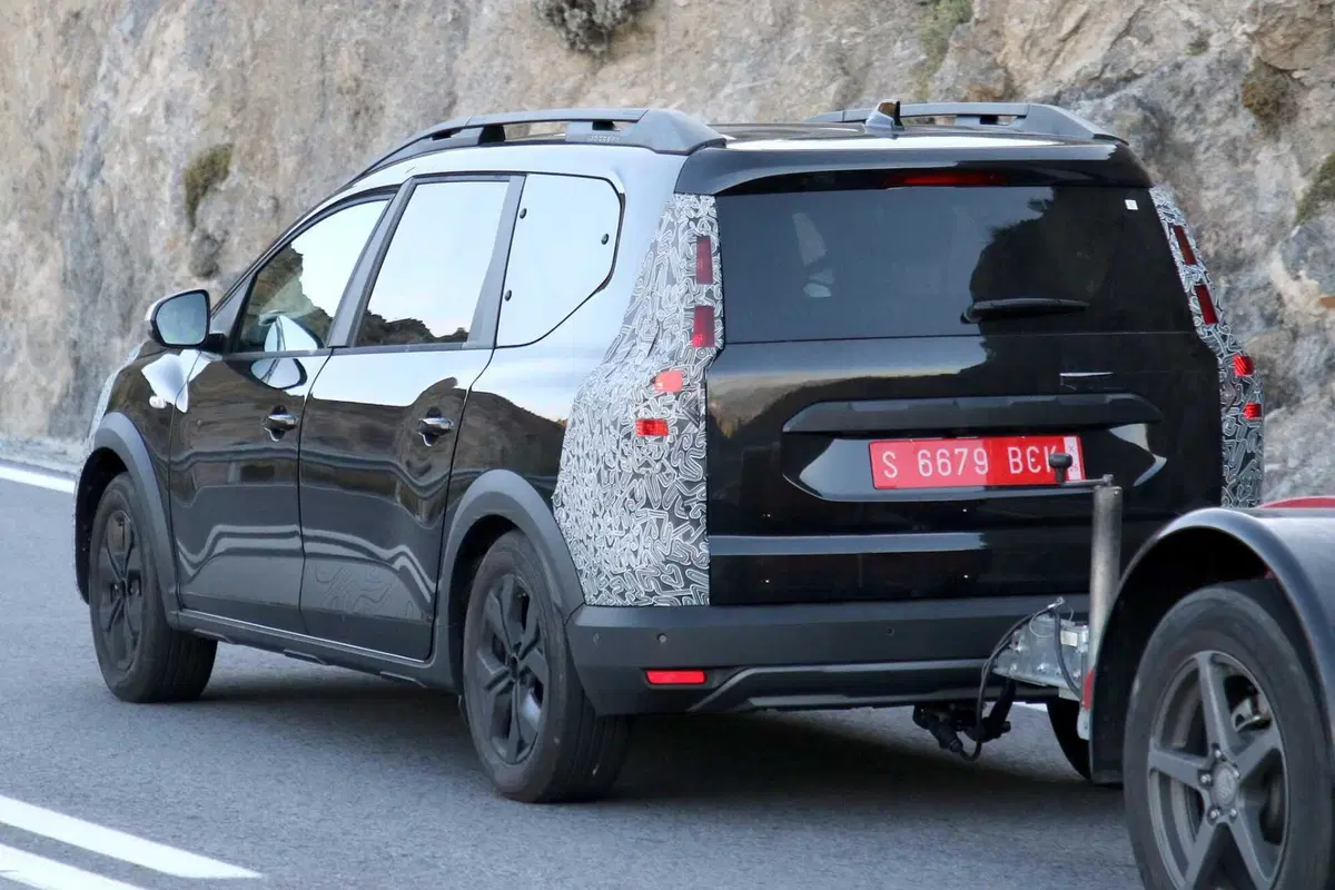 Dacia Jogger: il restyling arriva e anche i nuovi motori [FOTO SPIA] (11)