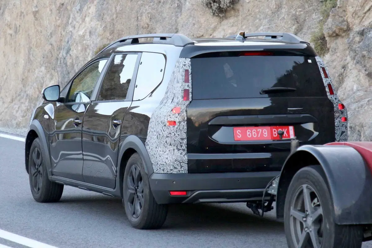 Dacia Jogger: il restyling arriva e anche i nuovi motori [FOTO SPIA] (12)
