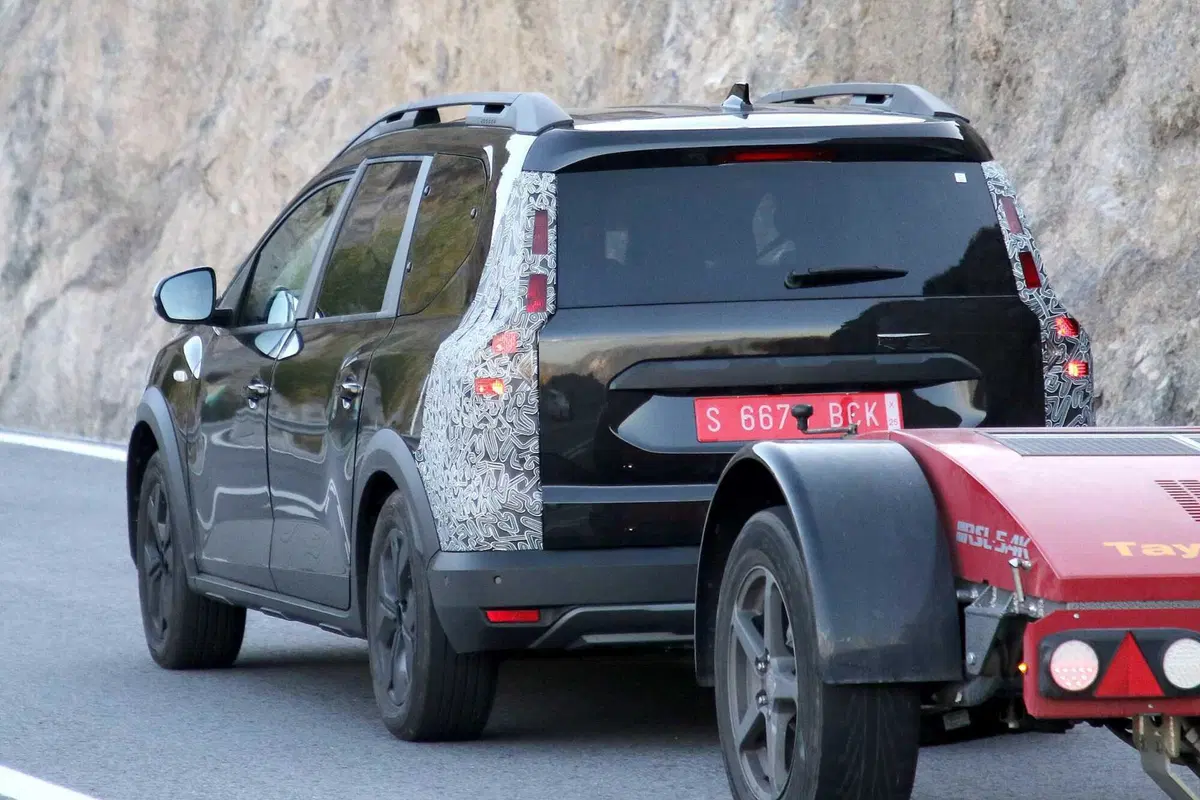 Dacia Jogger: il restyling arriva e anche i nuovi motori [FOTO SPIA] (13)