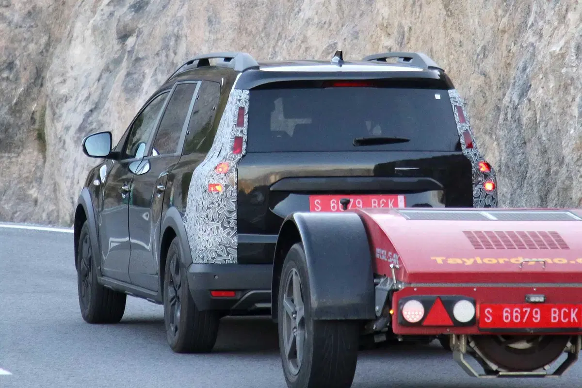 Dacia Jogger: il restyling arriva e anche i nuovi motori [FOTO SPIA] (14)