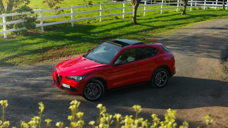 Alfa Romeo Giulia e Stelvio non mollano mai: arriva l'Edizione Carbonio