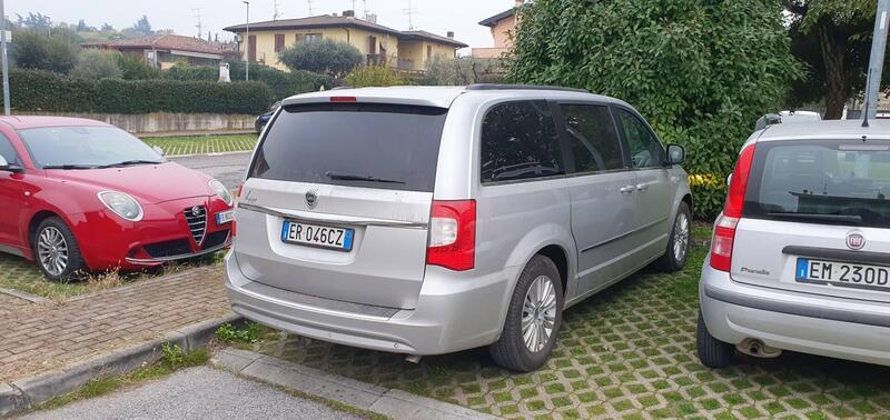 Lancia Voyager 2.8 Turbodiesel Gold 163 CV del 2013 usata a Botticino