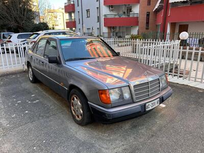 Mercedes-Benz E250d&#039;epoca del 1988 a Cosenza