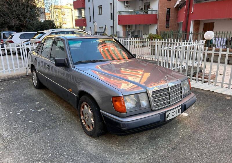 Mercedes-Benz E250d'epoca del 1988 a Cosenza