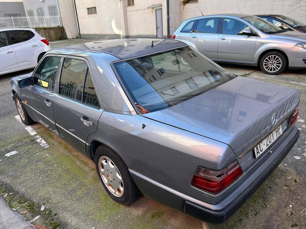 Mercedes-Benz E250 d'epoca a Cosenza (2)