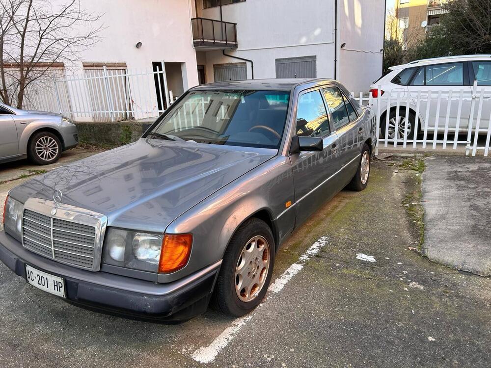 Mercedes-Benz E250 d'epoca a Cosenza (3)