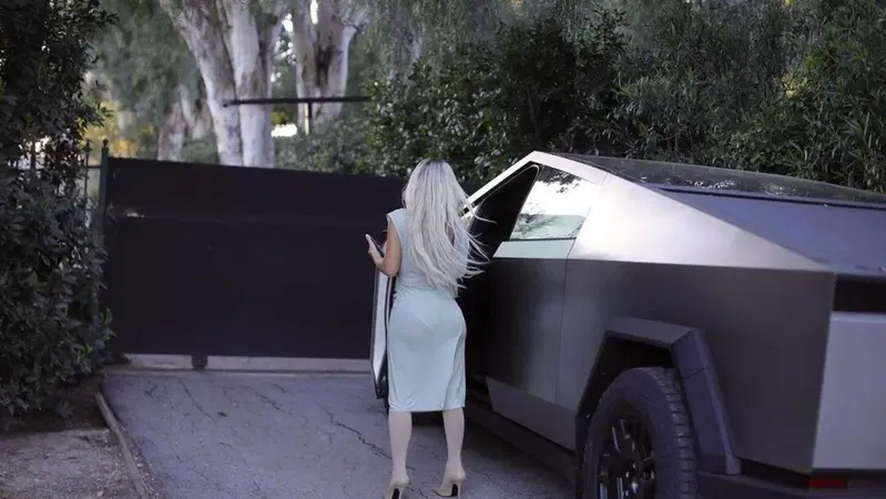 Il Tesla Cybercab e l'incontro ravvicinato con Kim Kardashian