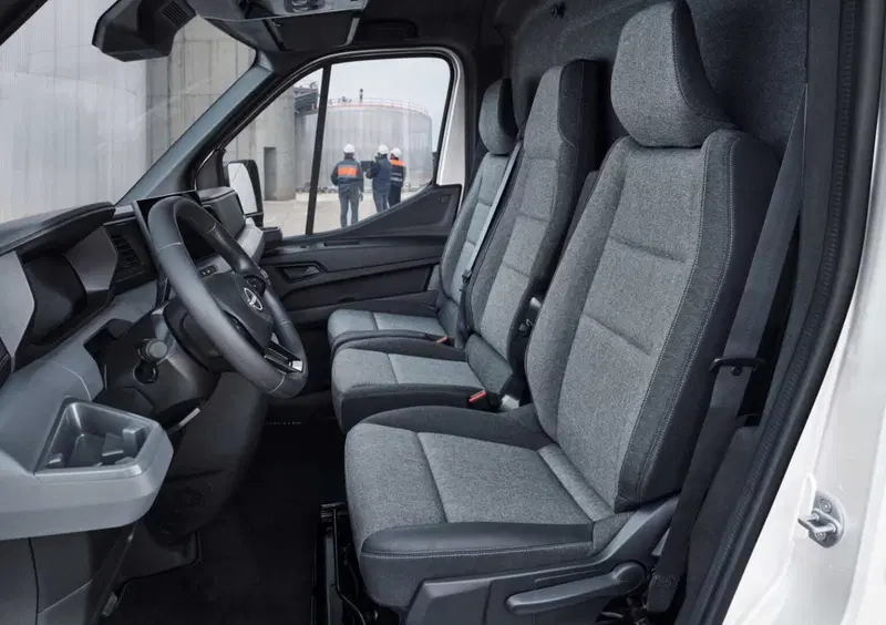 Nissan Interstar Furgone (12)