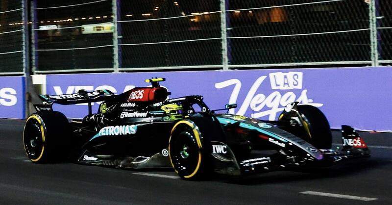 F1. Gran Premio Las Vegas 2024: nella notte la Mercedes conquista le FP1 con Hamilton e Russell; bene Ferrari nel passo gara