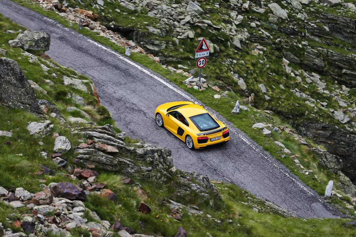 Audi R8 V10 plus Coupé: regina estiva delle alpi (12)