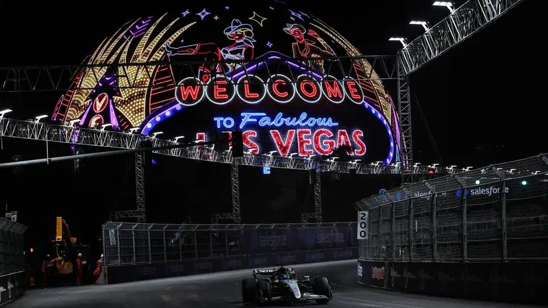 F1. Mercedes brilla nelle libere di Las Vegas, ma per Hamilton e Russell "veloci senza sapere il perch&eacute;"