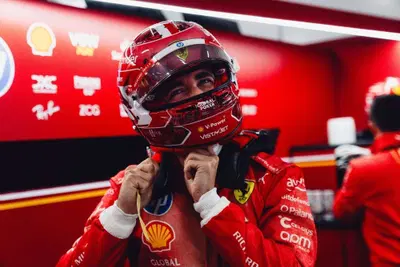 F1. Aria tesa in casa Ferrari, la convivenza pacifica tra Sainz e Leclerc &egrave; finita: "Ogni volta manca di rispetto". Il madrileno preferisce il no comment