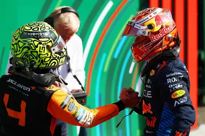 F1. Quando sportivit&agrave; e amicizia vincono su tutto, complimenti e abbracci tra Norris e Verstappen: "Il suo momento arriver&agrave;"