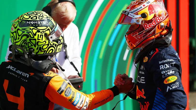 F1. Quando sportivit&agrave; e amicizia vincono su tutto, complimenti e abbracci tra Norris e Verstappen: "Il suo momento arriver&agrave;"