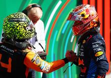 F1. Quando sportività e amicizia vincono su tutto, complimenti e abbracci tra Norris e Verstappen: Il suo momento arriverà