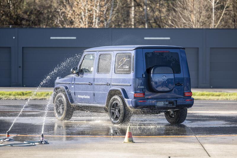 Una Mercedes G580 mentre fa il tank turn (G Turn) sul bagnato facendo giarare le ruote in senso opposto sui due lati