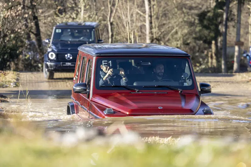 La Mercedes G580 pu&ograve; guardare fino a 85 cm d'acqua