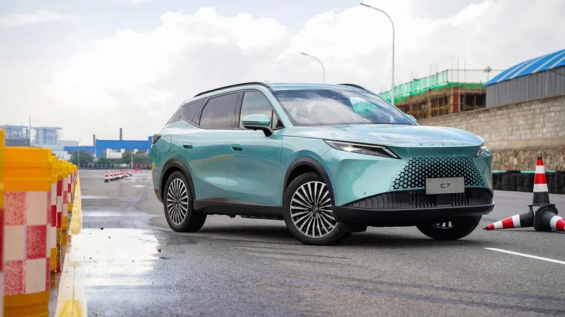 Omoda 7: la NEO suv stilosa che gioca con le luci "super rosse"