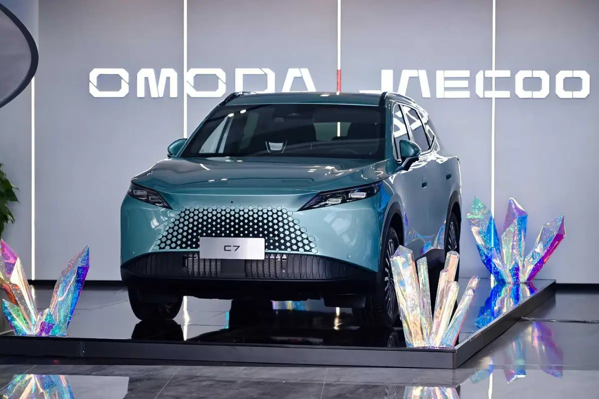 Omoda 7: la NEO suv stilosa che gioca con le luci "super rosse"