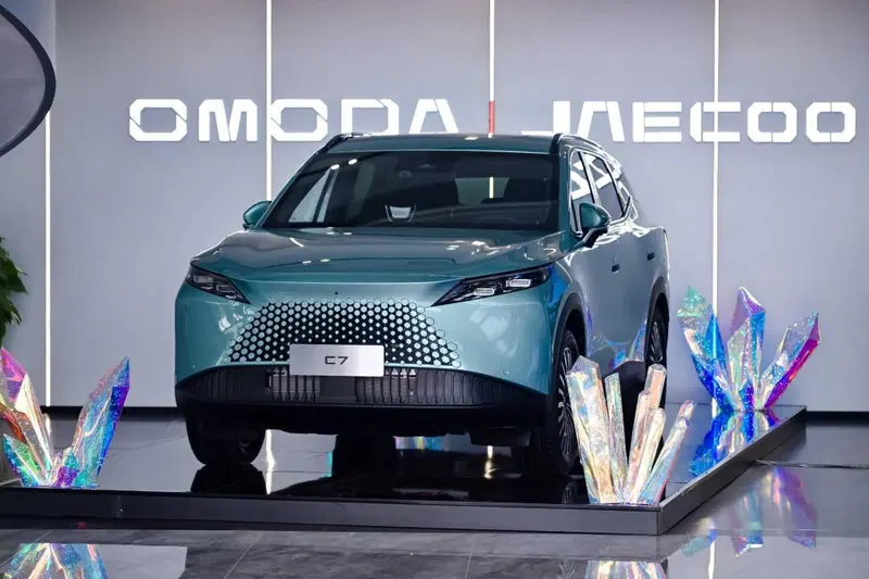 Omoda 7: la NEO suv stilosa che gioca con le luci "super rosse"