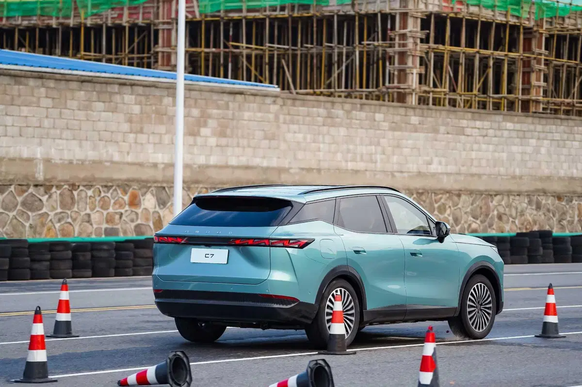 Omoda 7: la NEO suv stilosa che gioca con le luci 'super rosse' (3)
