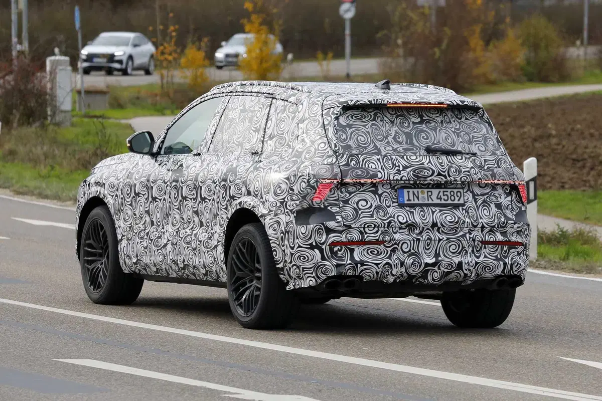 Audi Q7: avvistata la terza generazione, sarà diesel e benzina [Foto Spia] (20)