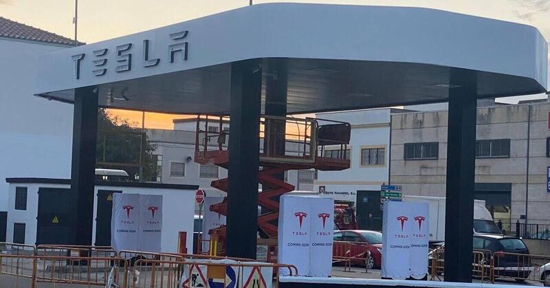 Tesla compra una stazione di benzina Shell e la trasforma in un Supercharger