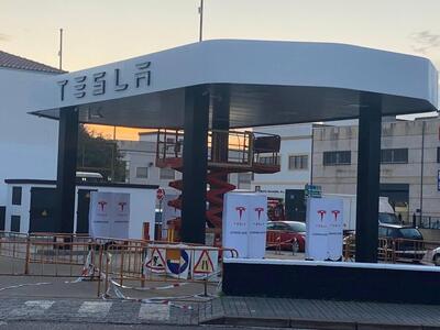 Tesla compra una stazione di benzina Shell e la trasforma in un Supercharger