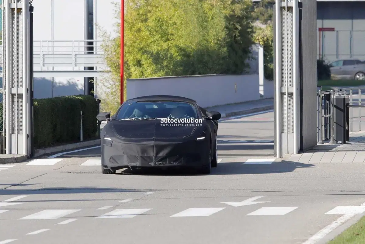 Ferrari: la Roma avrà una erede nel 2025, ecco le foto spia (2)
