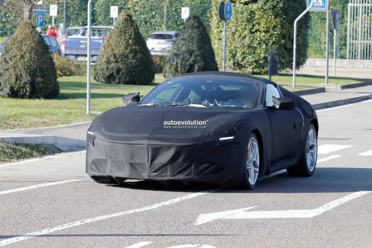 Ferrari: la Roma avrà una erede nel 2025, ecco le foto spia (3)