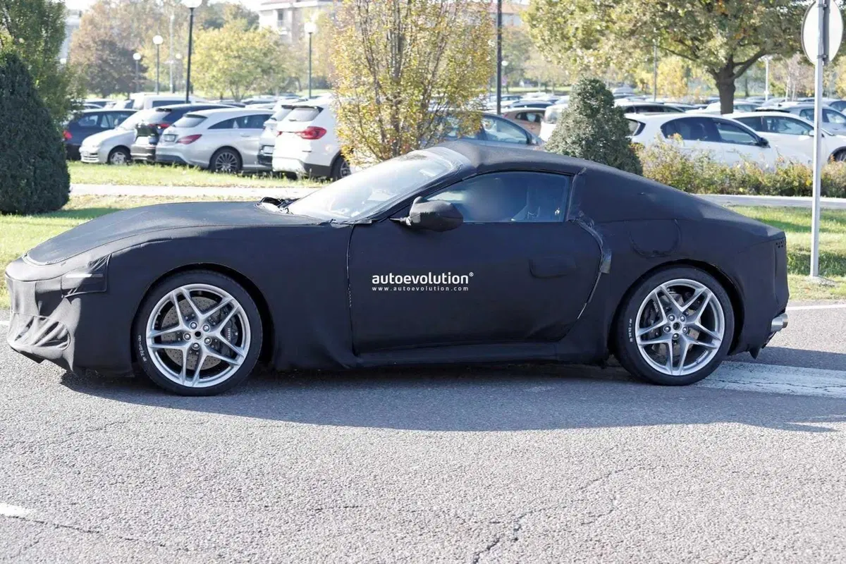 Ferrari: la Roma avrà una erede nel 2025, ecco le foto spia (4)