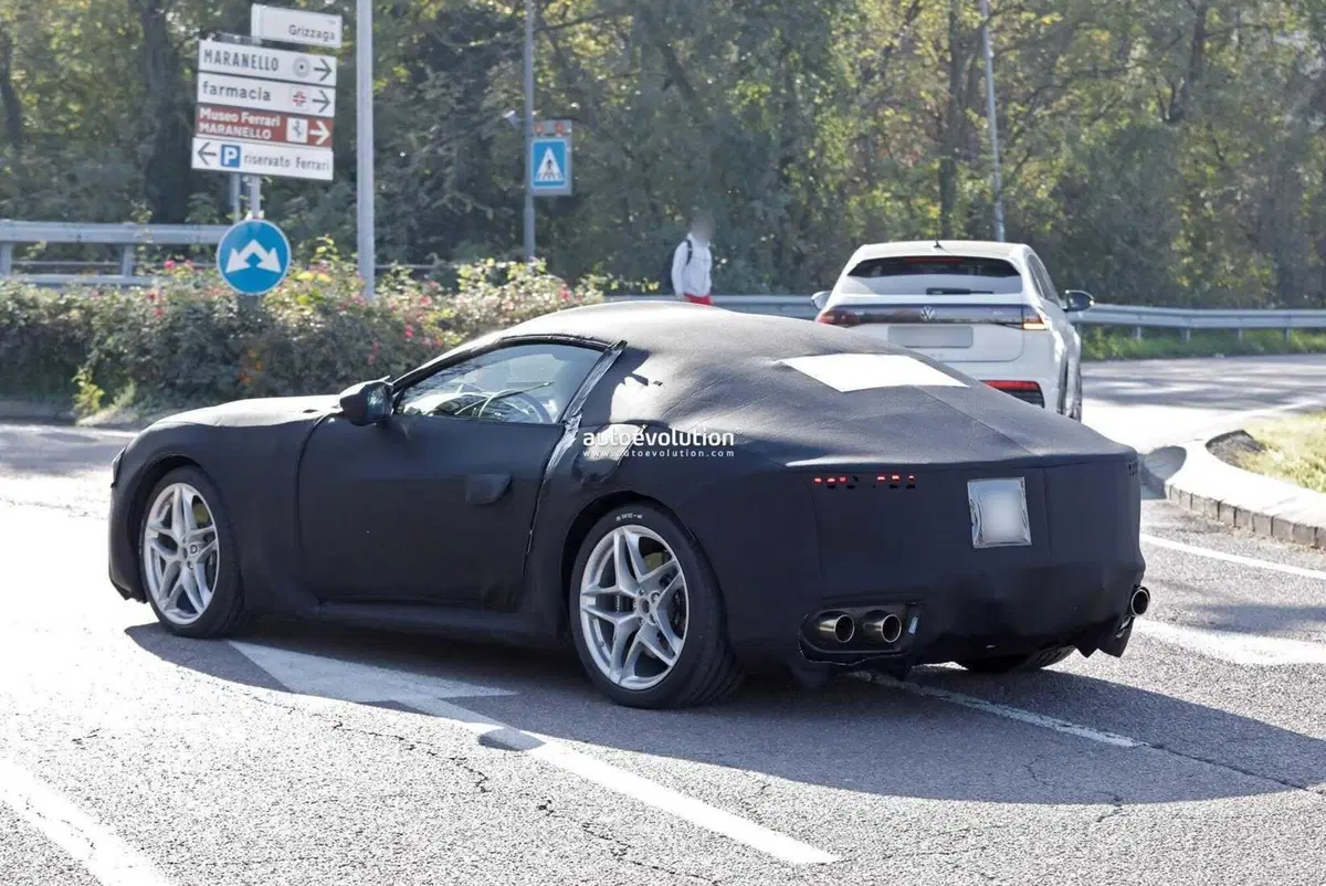 Ferrari: la Roma avrà una erede nel 2025, ecco le foto spia (6)