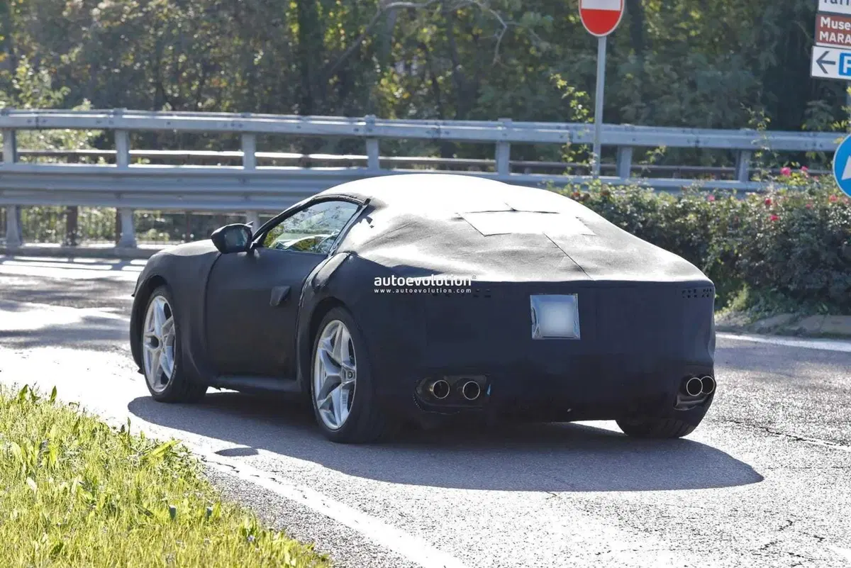 Ferrari: la Roma avrà una erede nel 2025, ecco le foto spia (5)