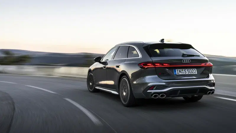 Audi S5: V6 pi&ugrave; elettrico, arriva l'ibrida da 367 CV [VIDEO]