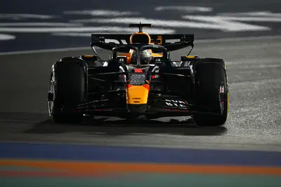 F1. Verstappen stupisce nelle qualifiche in Qatar, e con Russell ridimensiona la McLaren. Ferrari insegue