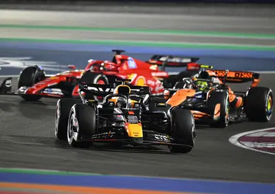 F1. GP Qatar 2024: volano pesanti penalità a Losail ma Max Verstappen vince su Leclerc e Piastri