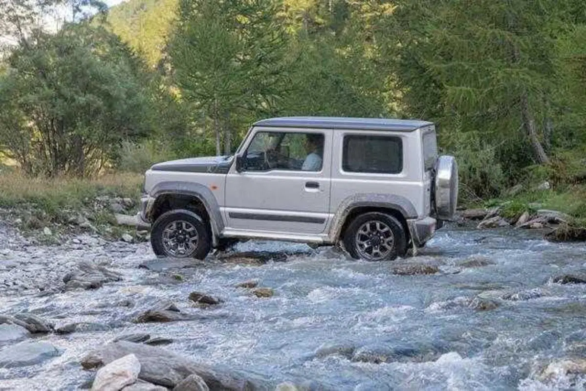 Suzuki Jimny: la serie limitata MATA a 33.900 euro, da collezione (4)