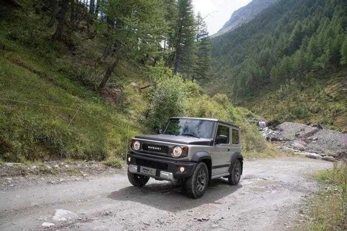 Suzuki Jimny: la serie limitata MATA a 33.900 euro, da collezione (8)