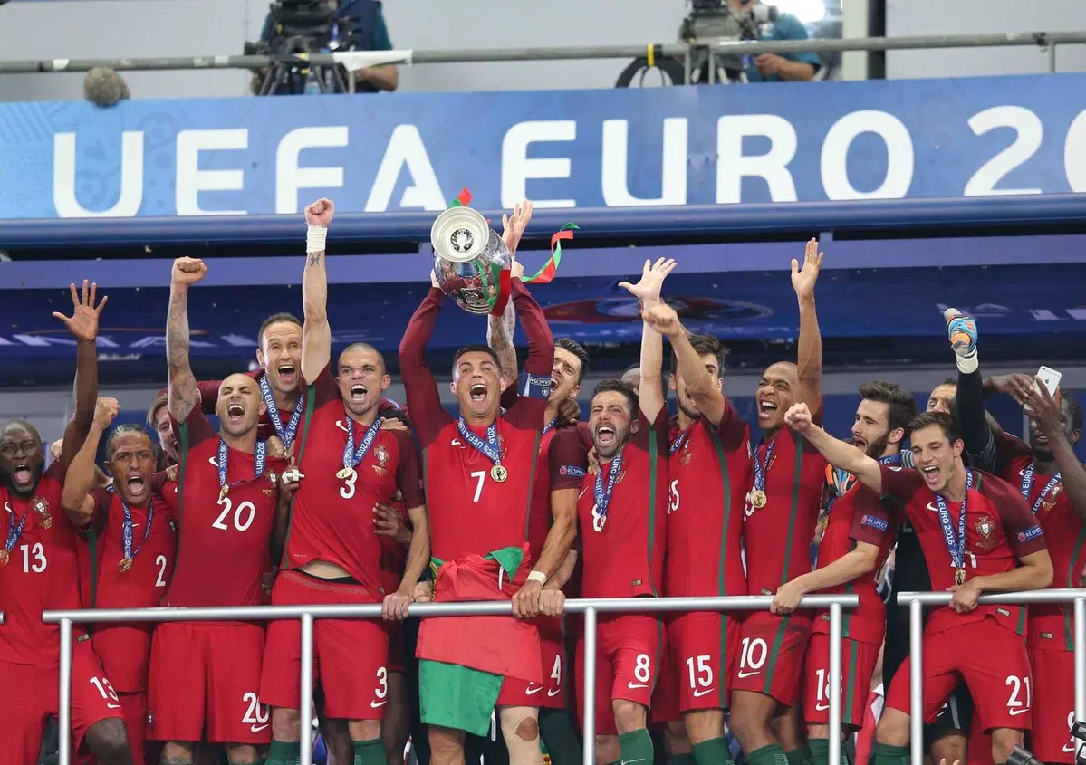 Cristiano Ronaldo festeggia la vittoria ad Euro 2016 con una Bugatti Veyron